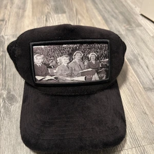 Maggiore - Snygg svart keps från Maggiore med en cool vintage-bild framtill. Kepsen har en klassisk design med nät på baksidan för extra ventilation. Perfekt för att ge din outfit en unik touch! LIMITED EDITION!!