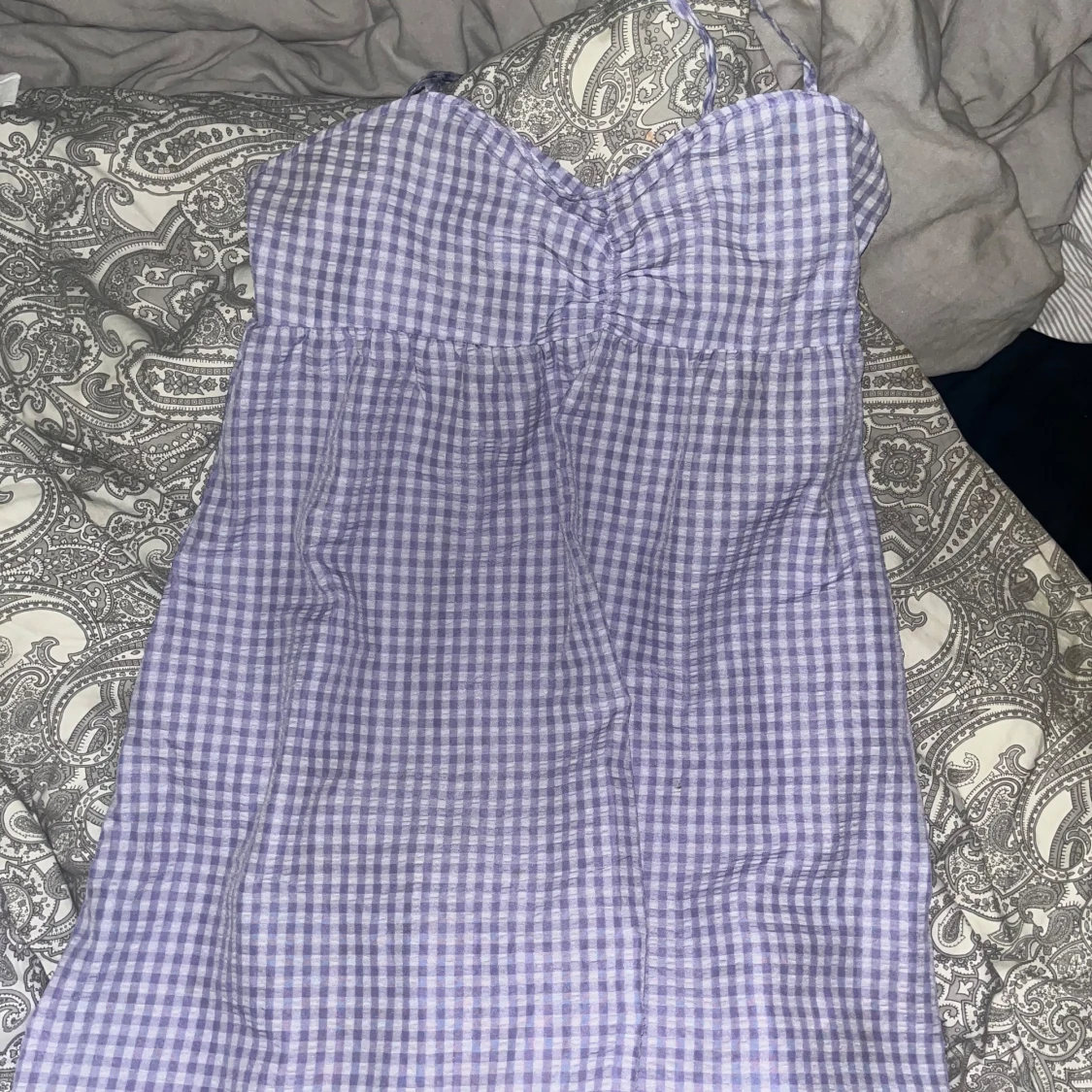 Lila rutig klänning