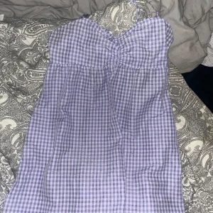 Lila rutig klänning - Klänning ifrån HM i storlek 42, passar typ 38-42 och är så himla söt på sommaren. Säljer då jag inte använder den längre. Den går ungefär till knäna. Betalning sker via swish ❤️
