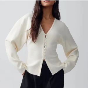 Ginatricot Shaped cardigan - Säljer denna populära cardigan från gina då storleken inte passade mig, prislapp å allt finns kvar!❤️ (har även en i M&L)