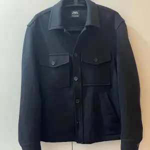 Overshirt från Zara , köptes för 800kr har använt 1 månad, it mitt still längre snabbt affär kontakta dm