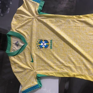 Brasilien fotbollströja - Nyaste kittet, knappt använd, bra skick, väger 77gram. 