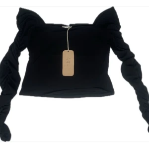 Svart tajt tröja med puff ärm. - En fin långärmad tröja med puffärmar, super skönt material✨