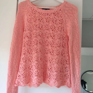 Rosa stickad tröja från Gina Tricot - Säljer en superfin rosa stickad tröja från Gina Tricot. Perfekt för både vår och sommar. Tröjan är långärmad och känns både luftig och mysig.