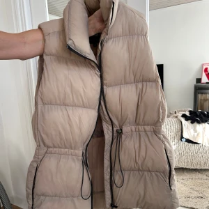 Väst aim’n - Beige väst från aimn. Fint skick då sparsamt använd.