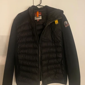 Äkta Parajumper cardigan - Näst intill oanvänd  Liten i storlek Nypris 4000 Säljer pga för liten Storlek L