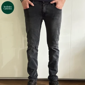 Replay Anbass Jeans - Anbass Jeans från Replay | Storlek: 30/32 - Skicket på jeansen är väldigt bra utan defekter - Vårat pris: 649kr - Nypris: 1,349kr - Modellen är 185cm  väger 79kg. 