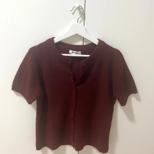 Burgundy stickad kofta - Säljer denna kortärmade stickade koftan i färgen Burgundy som passar perfekt nu till hösten/vintern. One size men skulle säga att storleken är 36/38. Endast använd en gång av mig! Postar samma dag eller dagen efter 💞