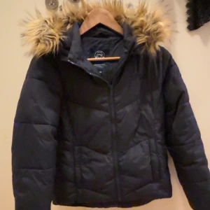 Svea jacka str 160 - Säljer dotterns SVEA JACKA kort modell i str 160 få hon växt ur den och dom ny använd en vinter säsong bara 