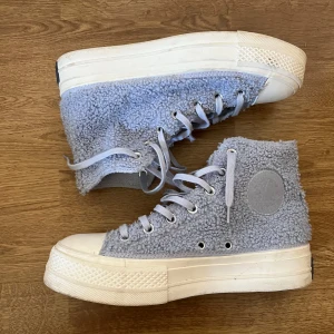 Converse teddybear - Otroliga äkta converse i teddybear som släpptes i limited edition! Snygga, varma och gosiga. Köpta för 1200, i princip oanvända. Pris kan diskuteras 💓