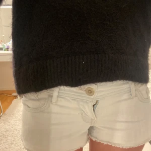 hollister shorts - måste tyvärr sälja dessa sjukt snygga hollister shortsen pga att de blivit försmå. har några defekter (se bild 3 och 5) men inget man märker. köpte second hand och går inte att köpa längre. de är ljusblåa men ser mer vita ut❣️