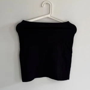 Kjol - Vanlig svart kjol från Primark. Går lite över knäna!