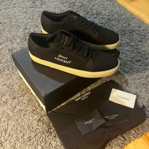 Saint Laurent skor - Helt nya och oanvända Saint Laurent skor. 10/10 skick. Det är storlek 43 men känns små i storleken. Så de skulle passa 42 och 42,5 också. Men annars väldigt bra kvalite och helt nya. Allt på bilden medföljer. Rekommenderar starkt!