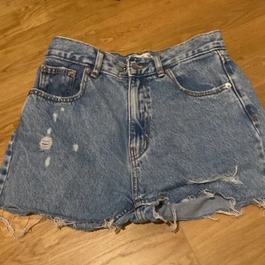 Jeans shorts - Kommer inte till användning längre❤️ är high waist men om man inte gillar det kan man antingen vika ner eller ha en tröja över ❤️