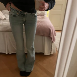 Weekday jeans - Säljer dessa så söta och fina lågmidjade weekday jeansen då dem är lite för små för mig💖använda en gång och är som helt nya! 🙌🏼🌤️🫶🏼