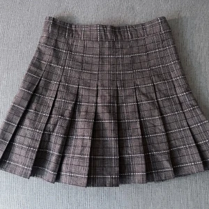 Pleated skirt - Plisserad kjol från Yesstyle. Passar som en Xs/s, har inbyggda stretchiga shorts. Använd enstaka gång men har en liten spricka i sömmen vid dragkedjan (bild 3).
