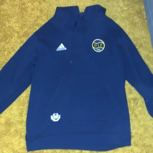 HIF Hoodi adidas - Hej säljer min HIF adidas hoodi. Billigt pris!! Är large men passar för M
