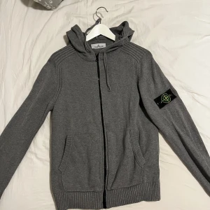 Stone Island Zip - Säljer denna riktigt feta stickade stone island tröjan som i my pris går för 3500! 
