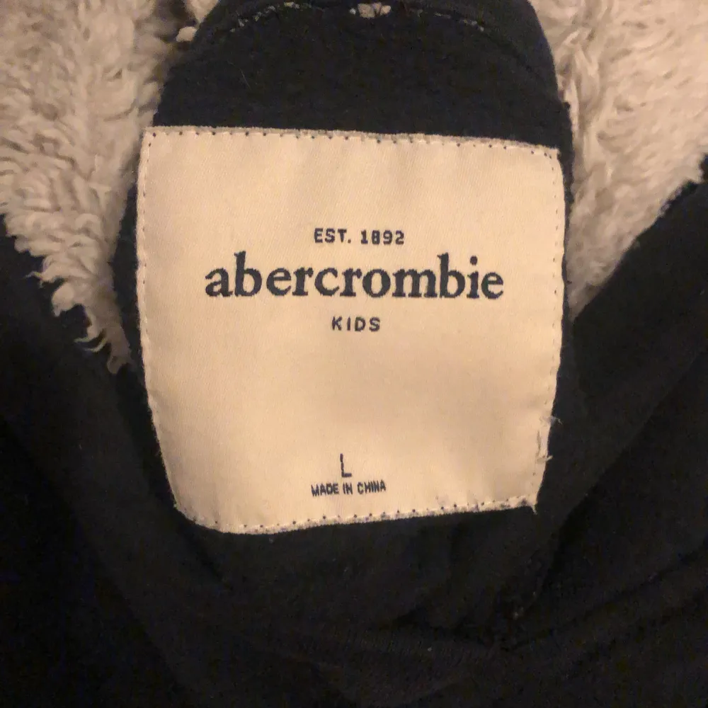 En A&f hoodie med en varm och gosig  luva. Är en kids hoodie men i storlek L. Bra kvalitet. Jätte gullig nu till höst, säljer då den e för litet för mig :) . Hoodies.