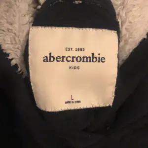 En A&f hoodie med en varm och gosig  luva. Är en kids hoodie men i storlek L. Bra kvalitet. Jätte gullig nu till höst, säljer då den e för litet för mig :) 