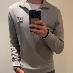 Fred perry  - Säljer en riktigt fet fred perry halfzip i storlek xs som passar för S. Ungefär ett halvår gammal men endast använd ett fåtal ggr. Nypris 2000   Mitt pris 500