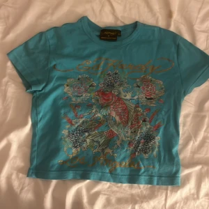 Ed hardy tröja  - en super fin croppad ed hardy tröja. Perfekt skick, säljer då det inte är min stil längre 