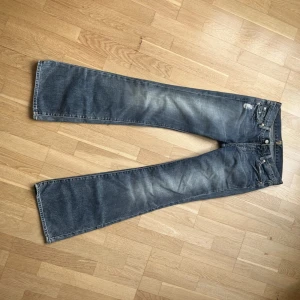 Lågmidjade jeans - Köpte dessa sååååå fina Low waist flare jeansen i en helt perfekt färg med super fina gulliga dekorerade fickor för ett tag sen som tyvärr inte passade, som jag nu hoppas kunna själva vidare till någon där dom kan få mer användning☺️☺️