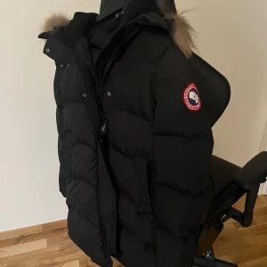 Canada goose jacka dam  - Fin Canada goose jacka i st S  Kvitto finns tyvärr inte då det var en present så inga äkthetsbevis därefter priset. Den finns i Vetlanda, Nässjö, Eksjö. Priset är inte hugget i sten och byten är intressant. Kom gärna å kolla annars funkar frakt.  Mvh