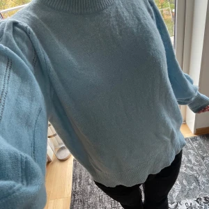 Ljusblå odd-Molly cashmeretröja  - Superfin stickad cashmeretröja från odd-Molly. Tröjan säljs tyvärr inte i butik längre men den köptes för ca 2900kr på NK i Stockholm. Endast använd ett fåtal gånger. Strl 3 motsvarar L men jag är normalt storlek s/m och den sitter som på bilden. 