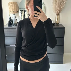 Svart blus - Säljer en svart blus, den är omlott o säljer för den används inte mer. Super fin! Inga defekter.🩷