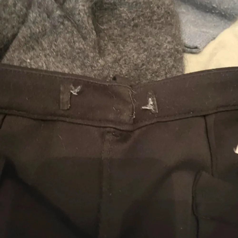 Mid waist raka kostymbyxor från vero moda i storlek S. Har sytt in de lite i midjan för att få en lite mer tight fit. Inga defekter annars.. Jeans & Byxor.