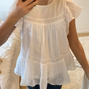 Gina Tricot blus  - Jag säljer den här jättefina blusen från Gina❤️ Säljer på grund av att den inte kommer till användning 