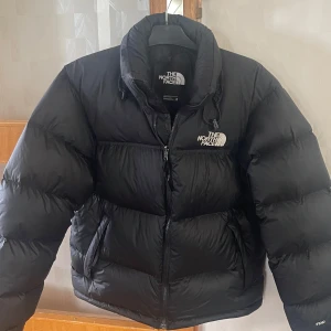 Northface Dunjacka Medium - Säljer nu en knappt använd Northface Dunjacka I storlek Medium! Köpte in denna för 4000kr. Har använts ett par gånger sparsamt under vintern. 