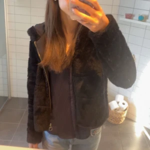 Svart teddy jacka - Säljer denna super snygga teddy jacka då jag aldrig använder den, använd 2 gånger 
