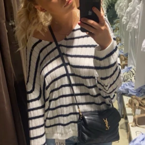 Randig stickad tröja  - Jätte fin blå vit randig stickad från zara storlek S💗 knappt använd