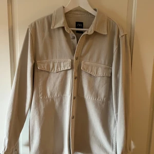 Zara Jeansjacka/skjorta - Tjockare jeans skjorta/jeans jacka - Relaxed fit M, nyskick 