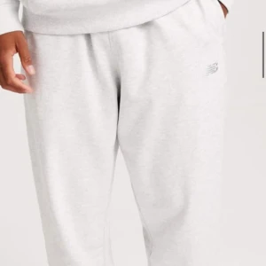 New Balance mjukis byxor - Helt nya new balance mjukis byxor. Storlek L. Säljer då dem ej går att skicka tillbaka & inte passar min kille. Prislapp sitter kvar. Aldrig använda. 