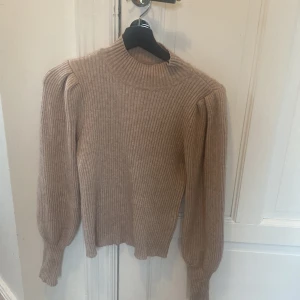 Mysig stickad tröja - Mysig och varm stickad tröja från only. Perfekt inför hösten, säljer då den inte kommer till användning 🍁
