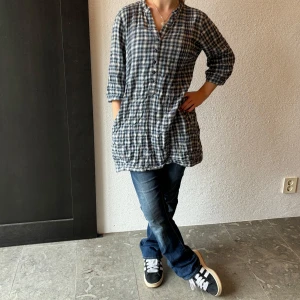 Tunika - Rutig tunika som är så fin och mysig till hösten!💞🫶🏼Står inte storlek men personen på bilden har storlek s. Ställ gärna frågor och pris kan diskuteras.🫶🏼🧸