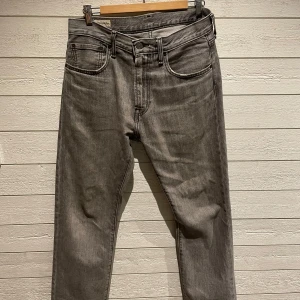 Levis 501  - Tjena, säljer nu ett par ljus gråa Levis 501 jeans i storlek W31 L32. Skick:9/10, ny skick har endast en liten defekt på lappen på baksidan. Pris kan diskuteras vid snabb affär 