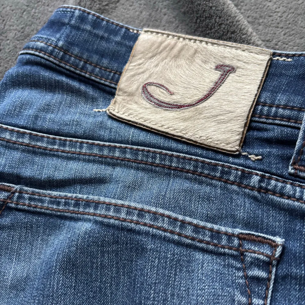 Jacob cohen slim jeans | w34, har ett hål vid höger knä som är del av orginaldesign | modellen är 186 och väger 87 kg. Jeans & Byxor.