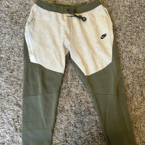 Nike Tech Fleece  - Nike mjukisbyxa, välanvända och äkta. Hål i grenen se bild (går att laga) - därav priset.  Storlek L Nypris 1400kr
