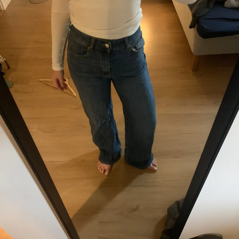 Säljer ett par snygga blå jeans med hög midja. De har en klassisk femficksdesign och stängs med dragkedja och knapp. Perfekta för en avslappnad vardagslook!. Jeans & Byxor.