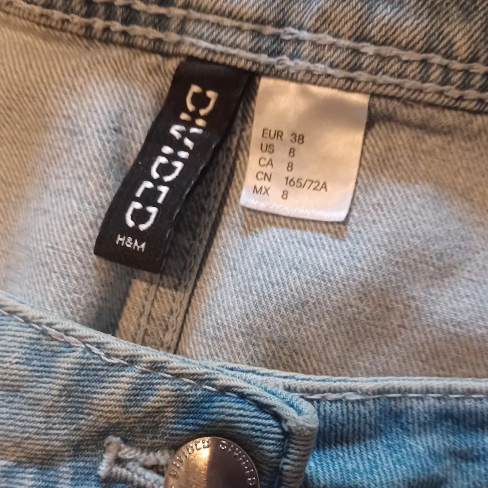 Säljer en snygg jeanskjol från H&M i storlek M. Kjolen är i en klassisk blå denimfärg och har knappar hela vägen fram. Perfekt för en avslappnad sommarlook eller att styla med en mysig tröja på hösten. Den har en normal passform och är superbekväm att bära.. Kjolar.