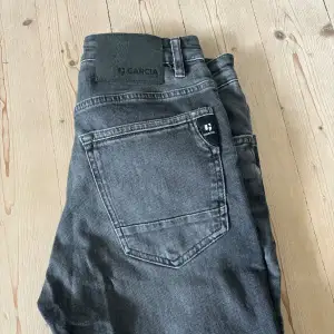 Säljer helt oanvända garcia jeans i storlek 29. Tags finns kvar, nypris 1000kr. Hör av er om ni har frågor