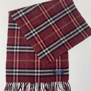 Burberry halsduk - Vinröd halsduk från Burberry, perfekt för kallare dagar! Nypris: 5000kr - Mitt pris: 999kr | Priset är inte hugget i sten vid en fast affär ⭐️