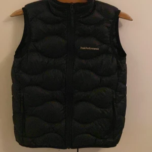 Peak performance väst - 150, knappt använd. Kom med bud!