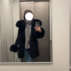 Svart pälsjacka  - Säljer denna svarta pälsjacka pga att den inte kommer till användning. Jackan är använd 1 vinter men är inte trasig eller så.
