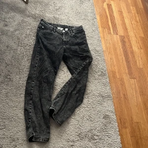 Relaxed jeans  - Säljer mina jeans för dom är för små för mig.