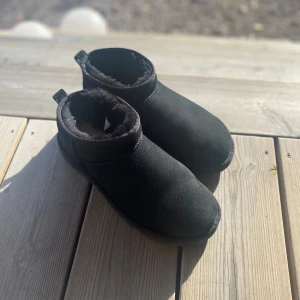 Svarta uggs mini! - Jättesköna uggs perfekt till kallare tider, passar 41-43! Använda väldigt lite, och impregnerade. Hör av er vid frågor.